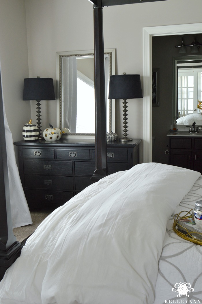 black-and-white-fall-guest-bedroom