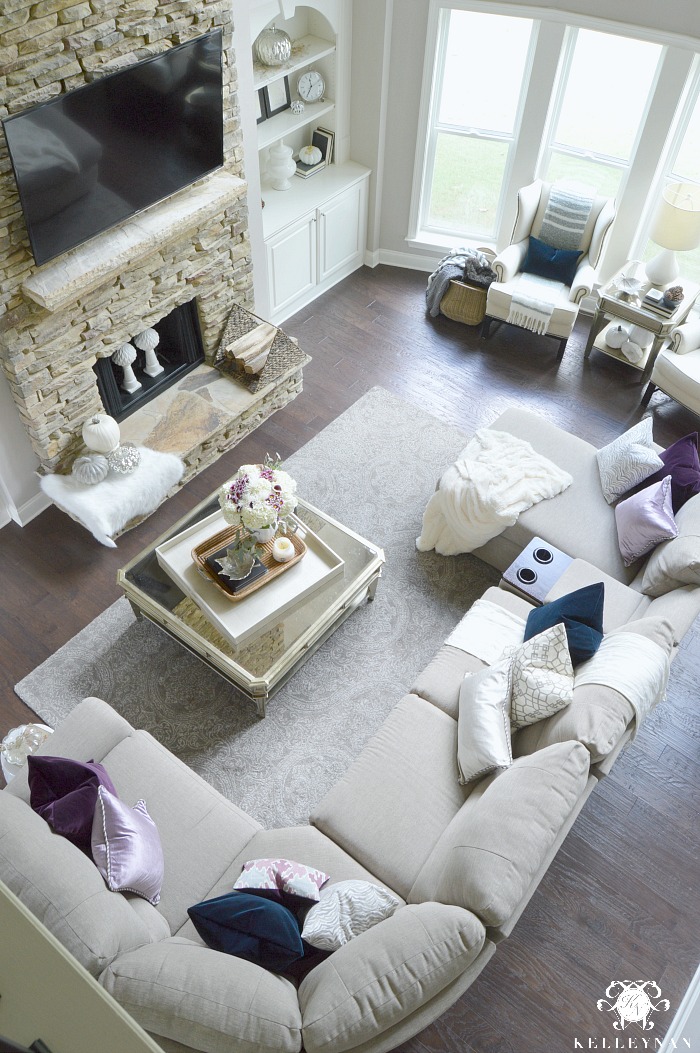 fall-living-room-with-navy-and-purple-accent-colors
