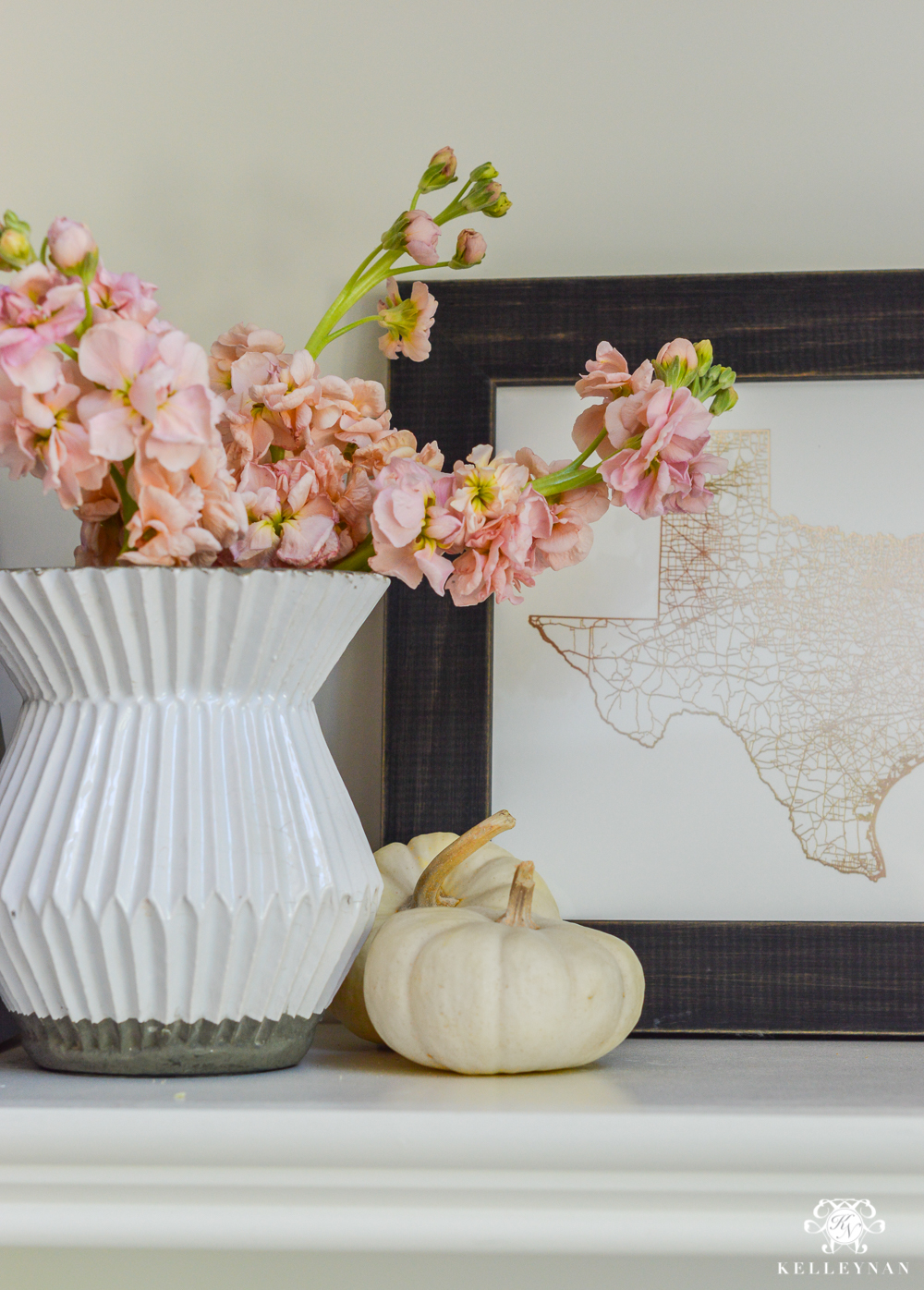 How to use pink flower stock on a bookshelf