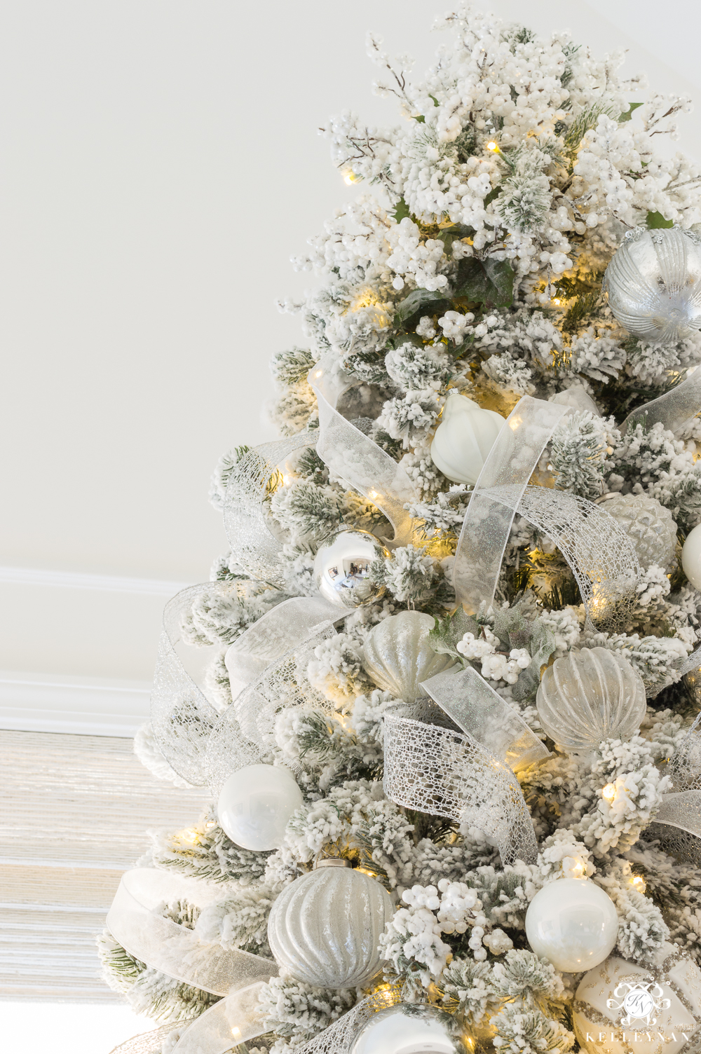 Christmas tree white berry topper ideas