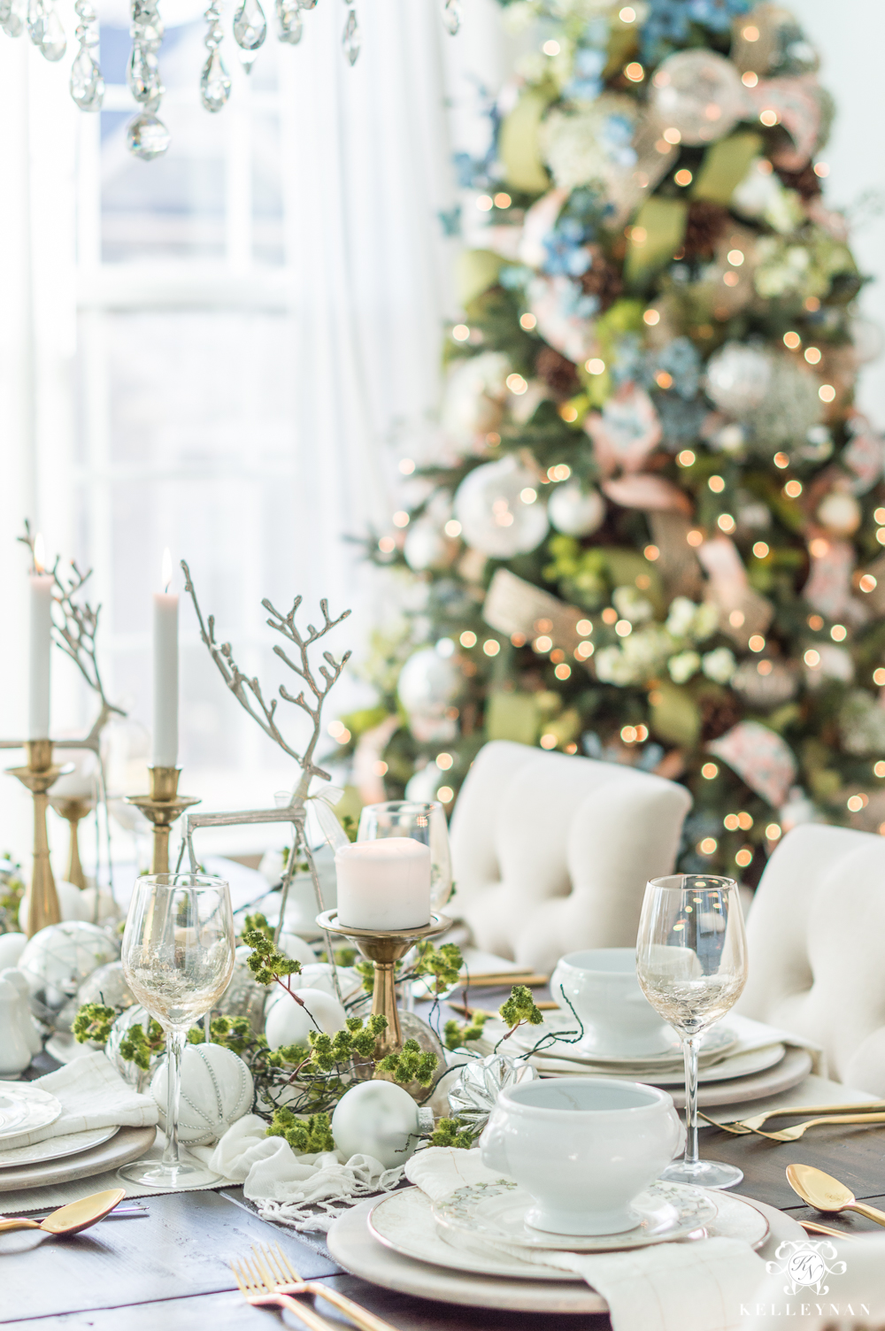 Elegant Christmas Dining Room with Meadow Theme