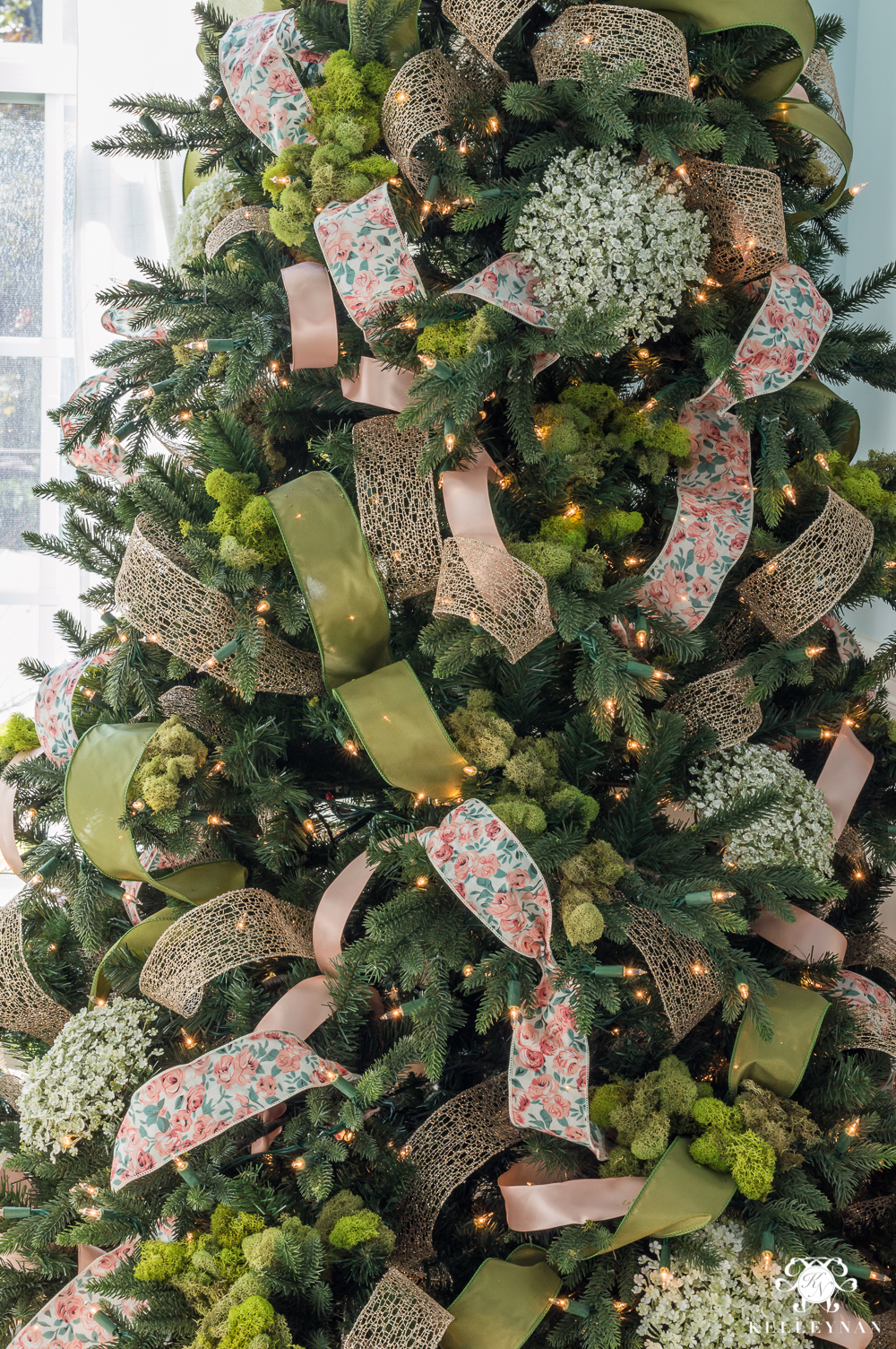 The best way to decorate a Christmas tree with ribbon