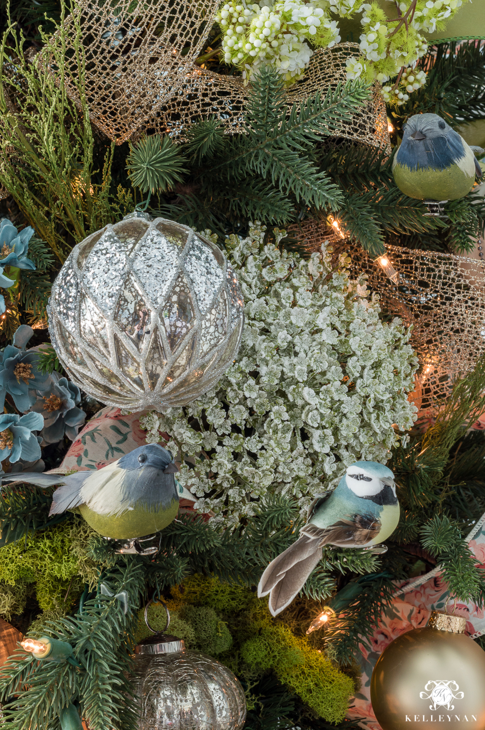 Using bird clips in a Christmas tree