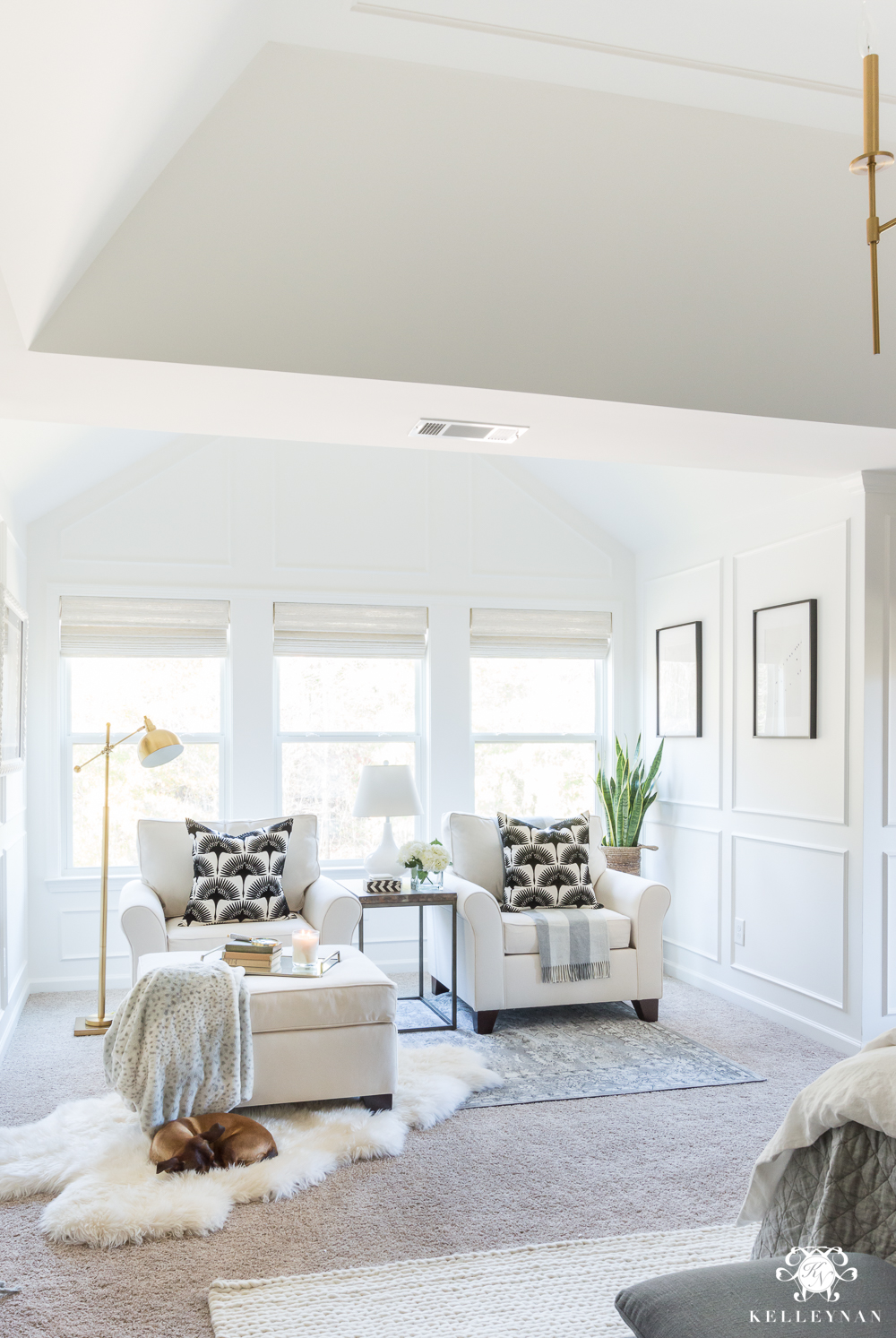 Sitting nook with two chairs - Benjamin Moore Simply White Paint