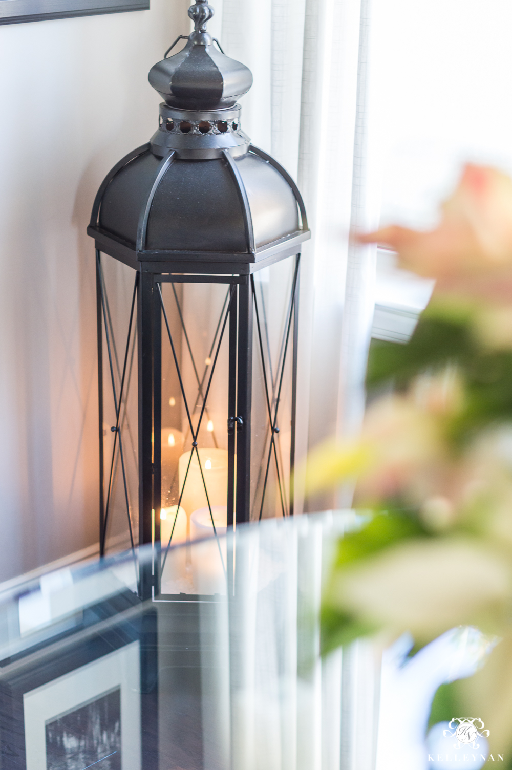 Oversized lanterns as corner decor