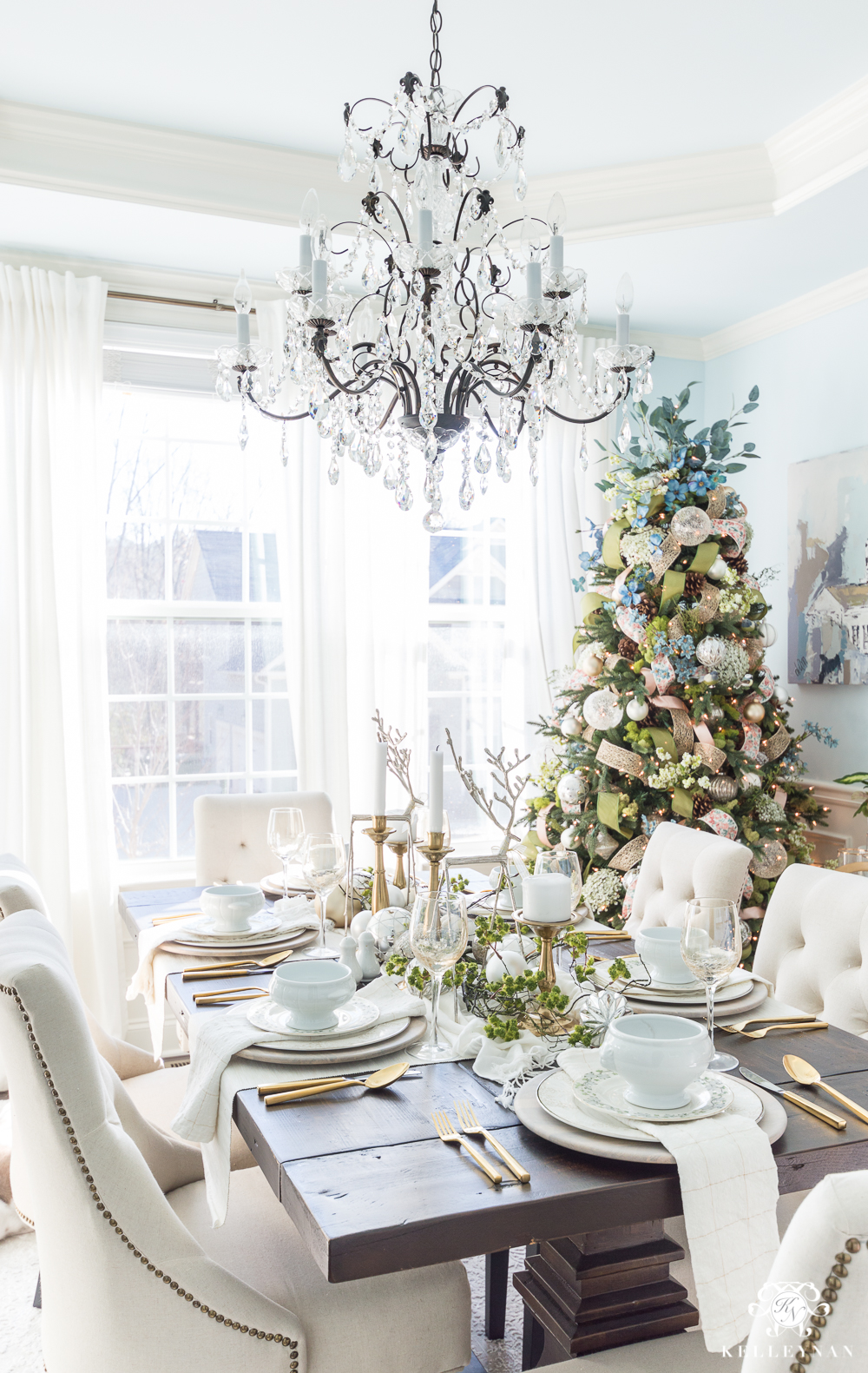 Dining room with Christmas tree in the corner