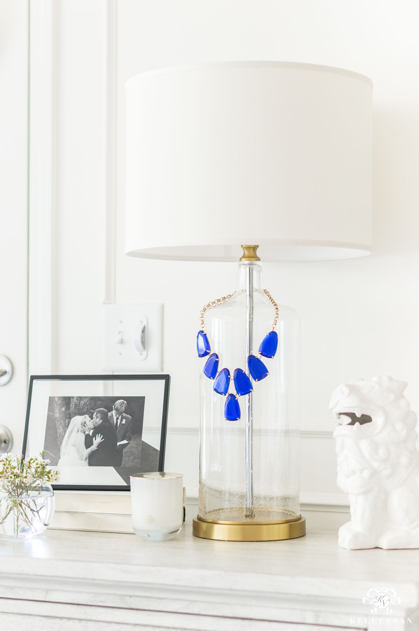 How to display jewelry on your bedroom nightstand