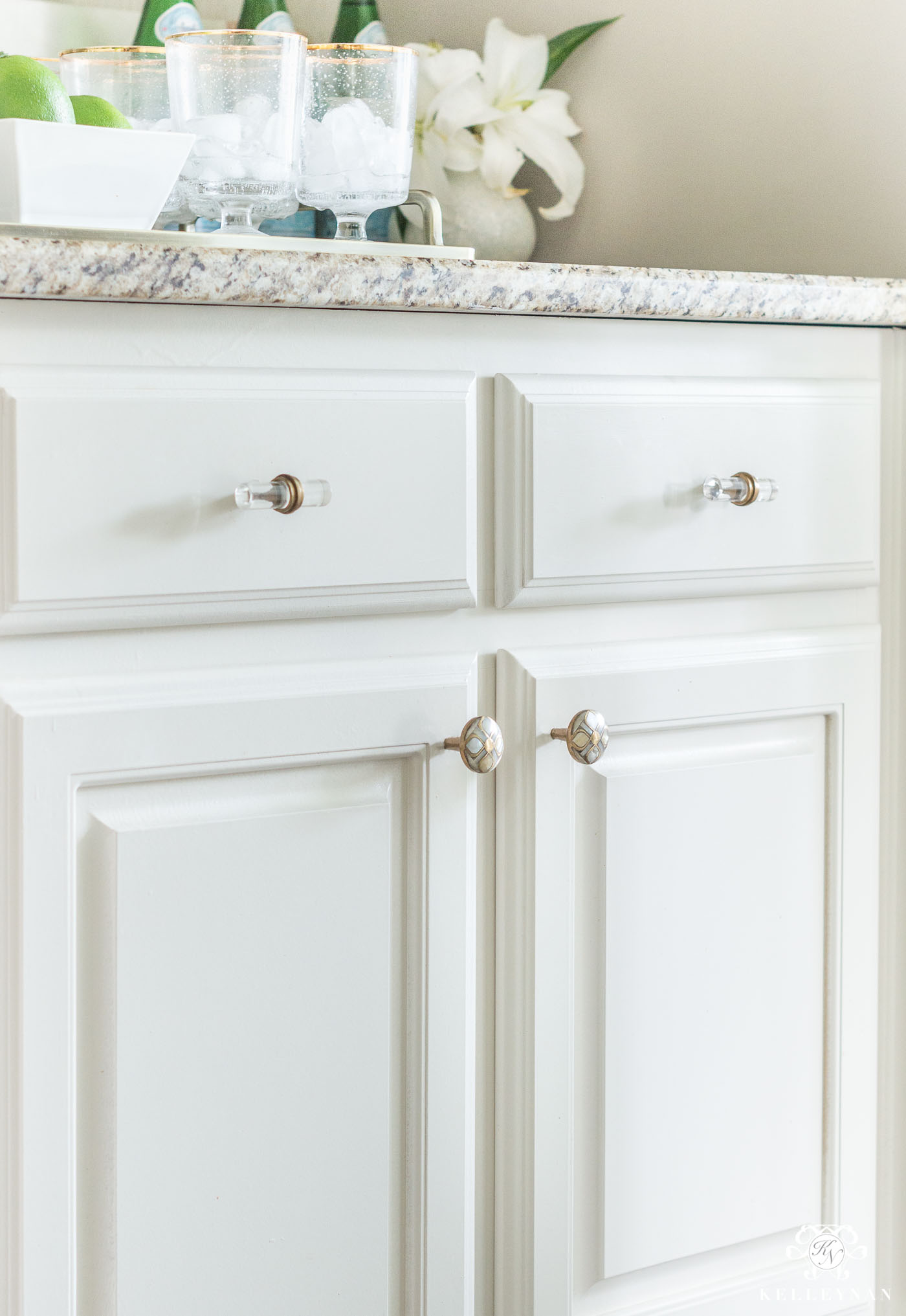 Mixing and matching knobs and pulls in brass kitchen hardware