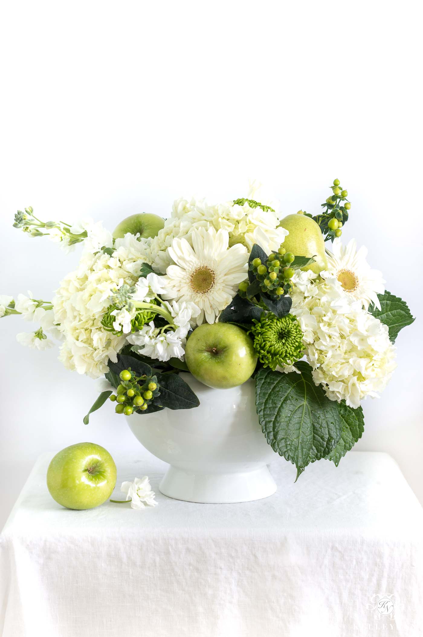 Easy, inexpensive fruit and flower centerpiece ideas 