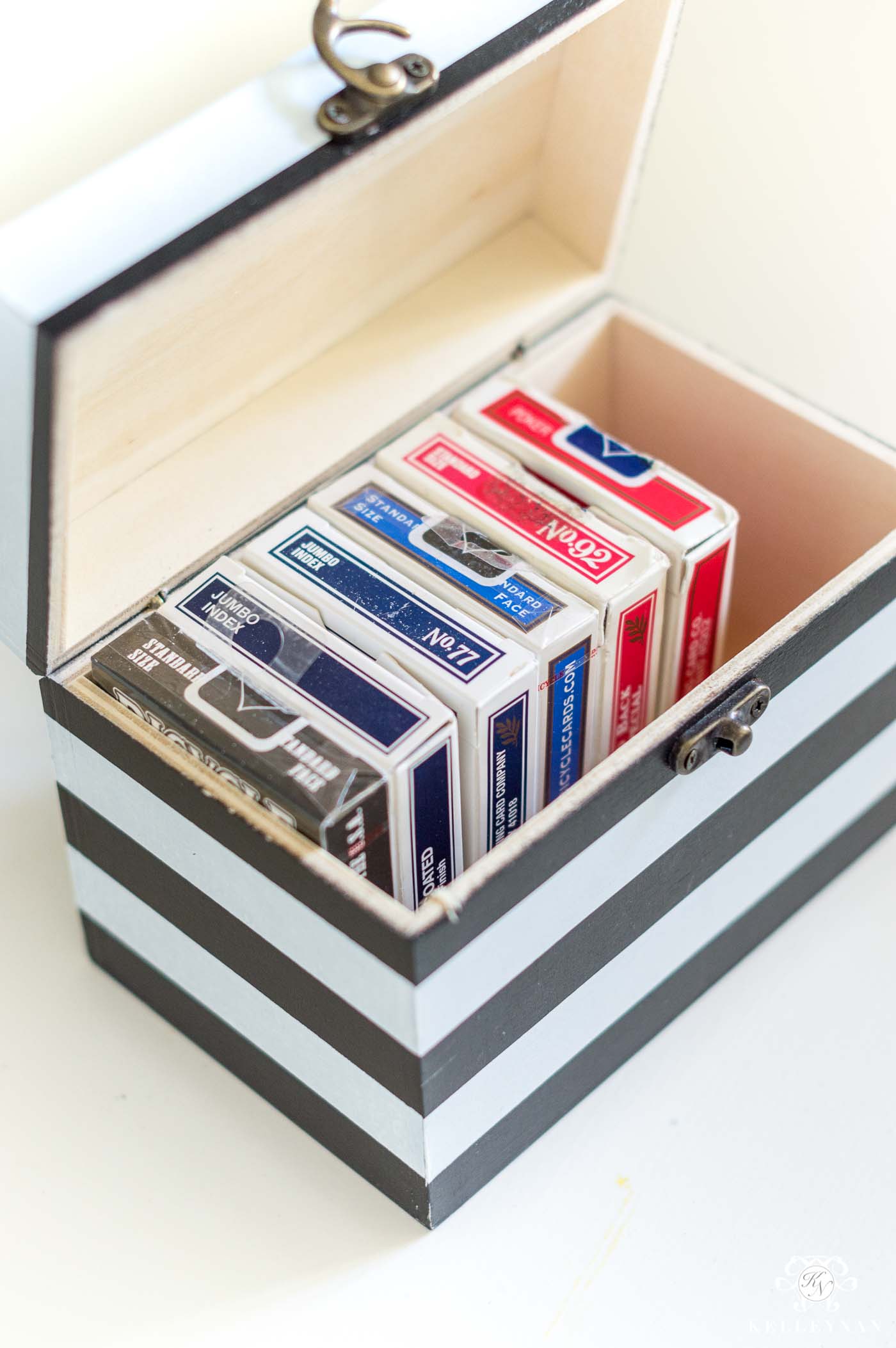 Idea for organizing playing cards in a recipe card holder