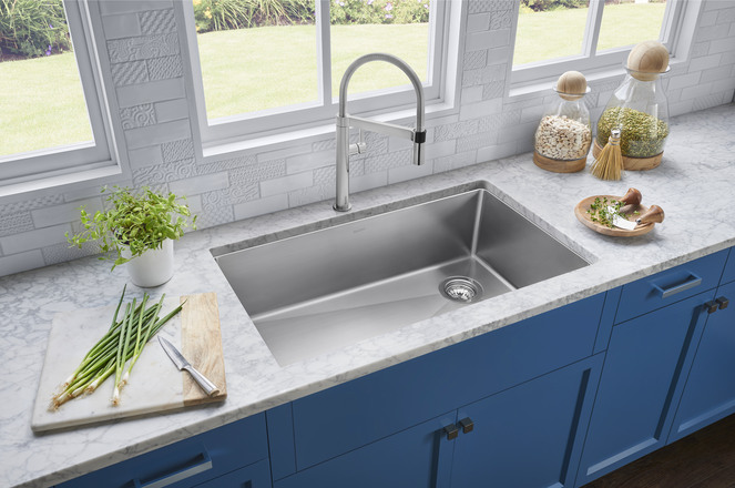 Single basin stainless steel sink with side corner drain