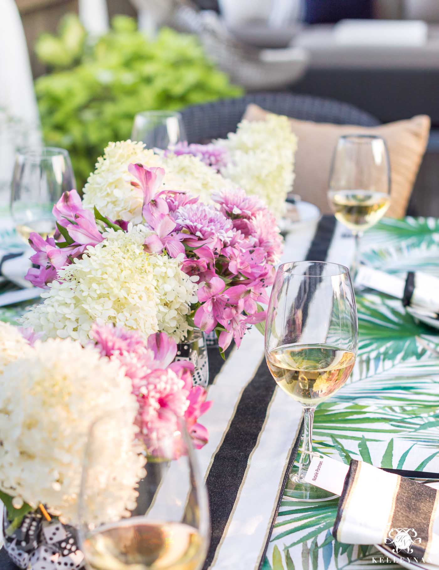 Fáciles arreglos florales para cenas al aire libre para una fiesta de verano al fresco