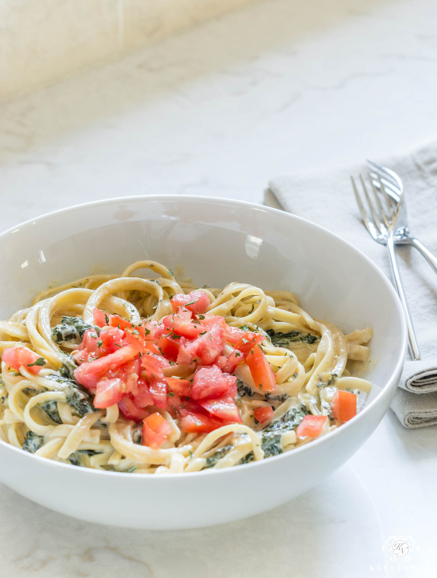 Fettucine Alfredo with Spinach and Tomatoes Recipe