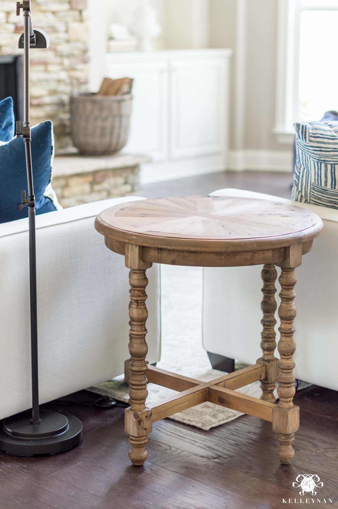 Mixing wood and metal decor and furnishings in the living room