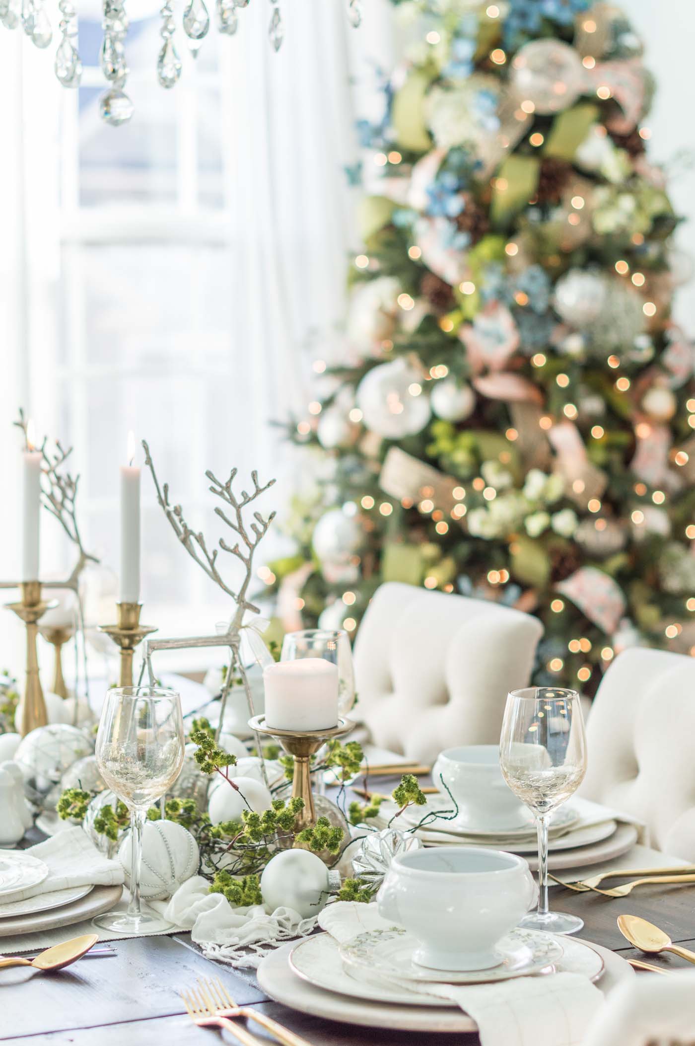 Christmas Table Decorations and Holiday Party Ideas in the Dining Room