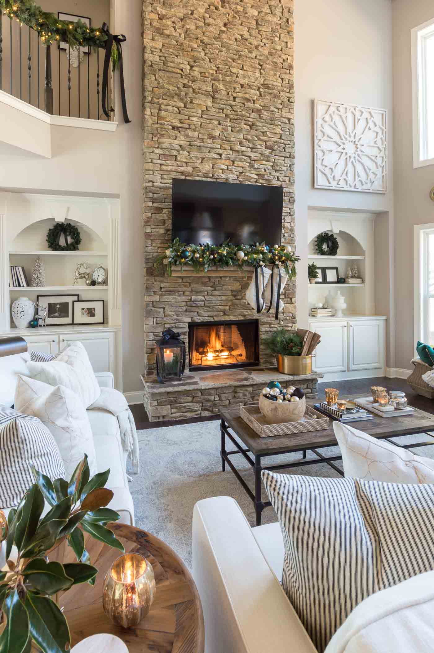 Simple and elegant Christmas decorations in the living room