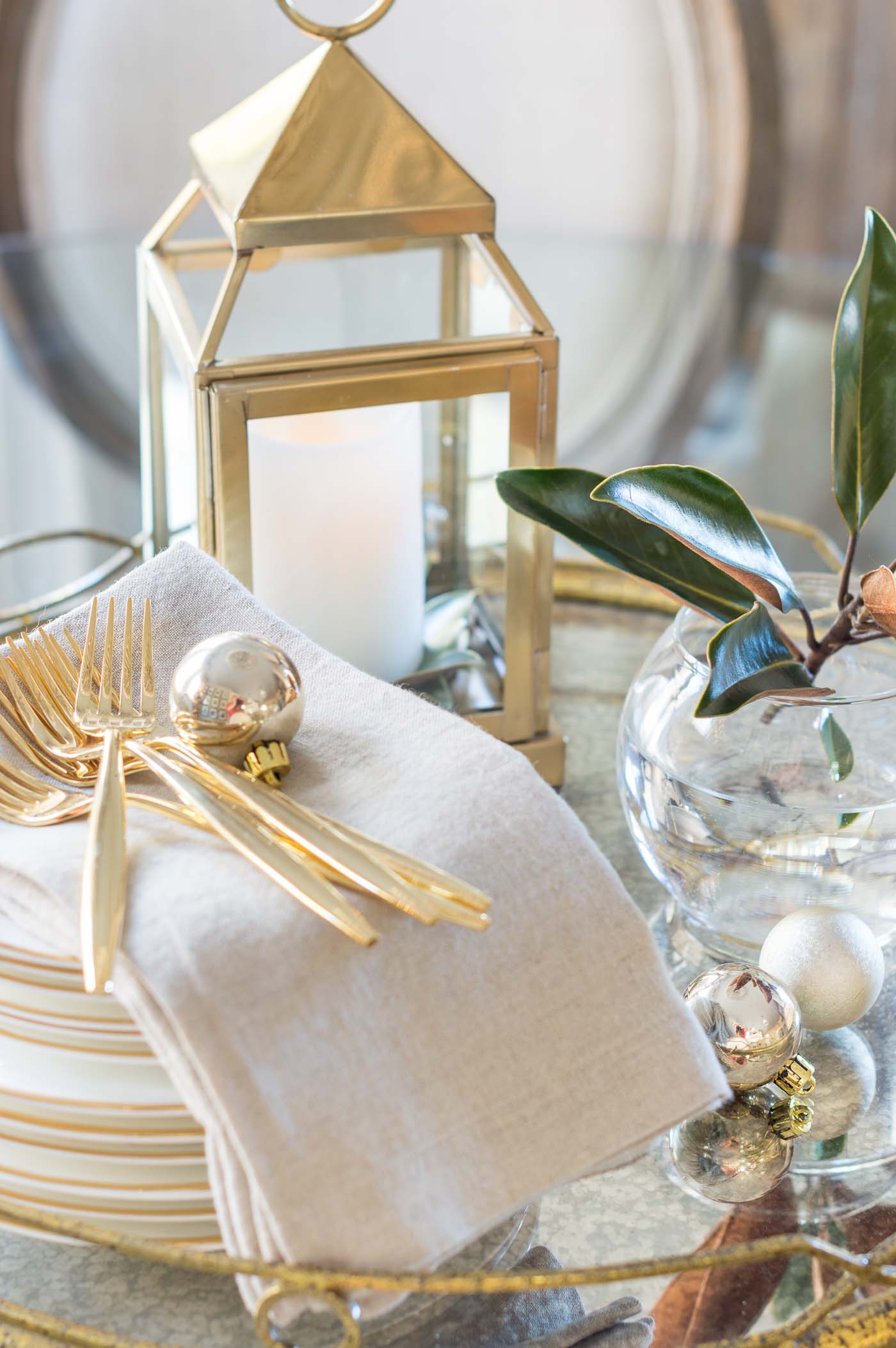 Simple Christmas dining table centerpiece