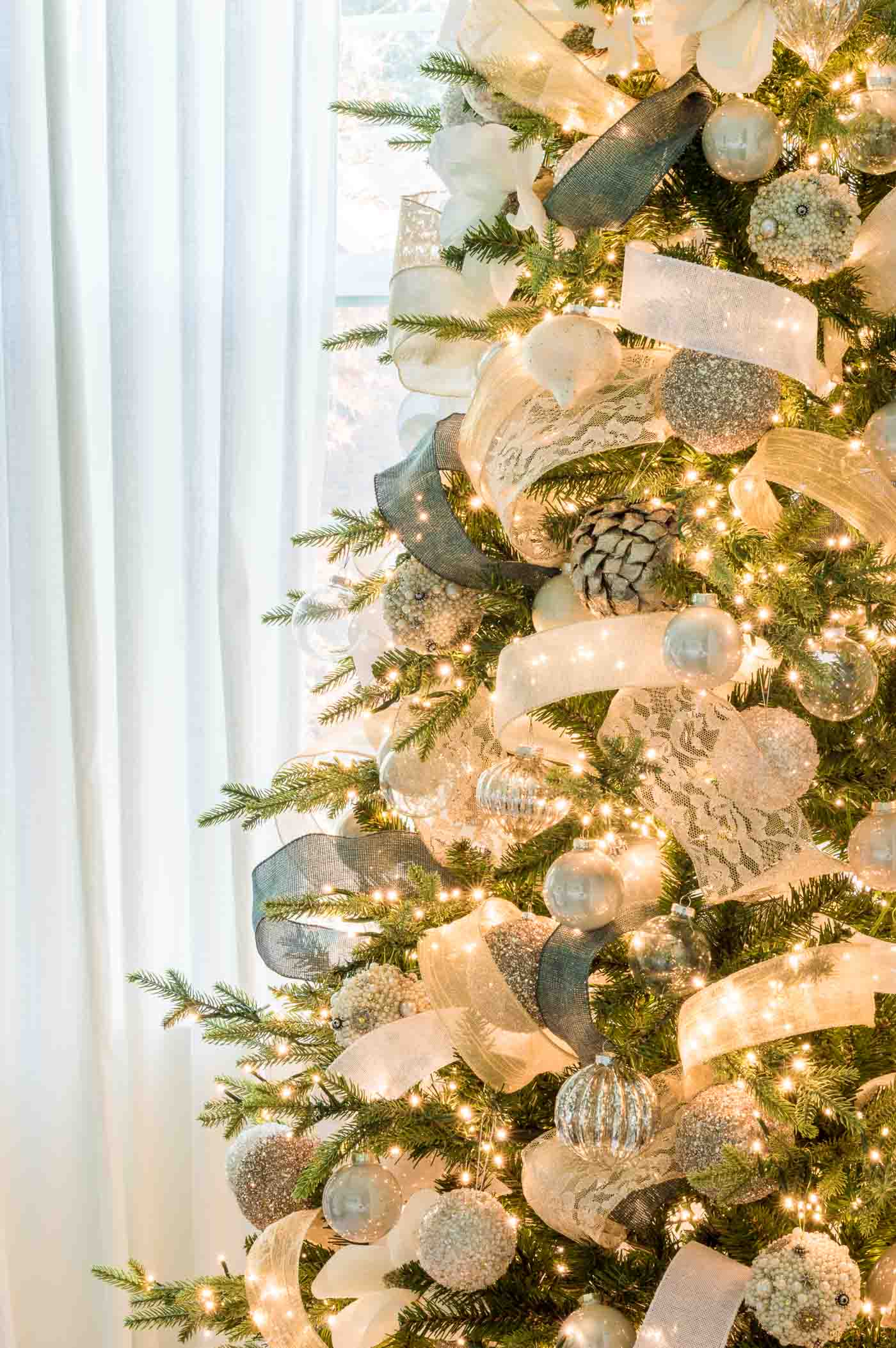 Southern Magnolia Themed Christmas Tree with Elegant Decor