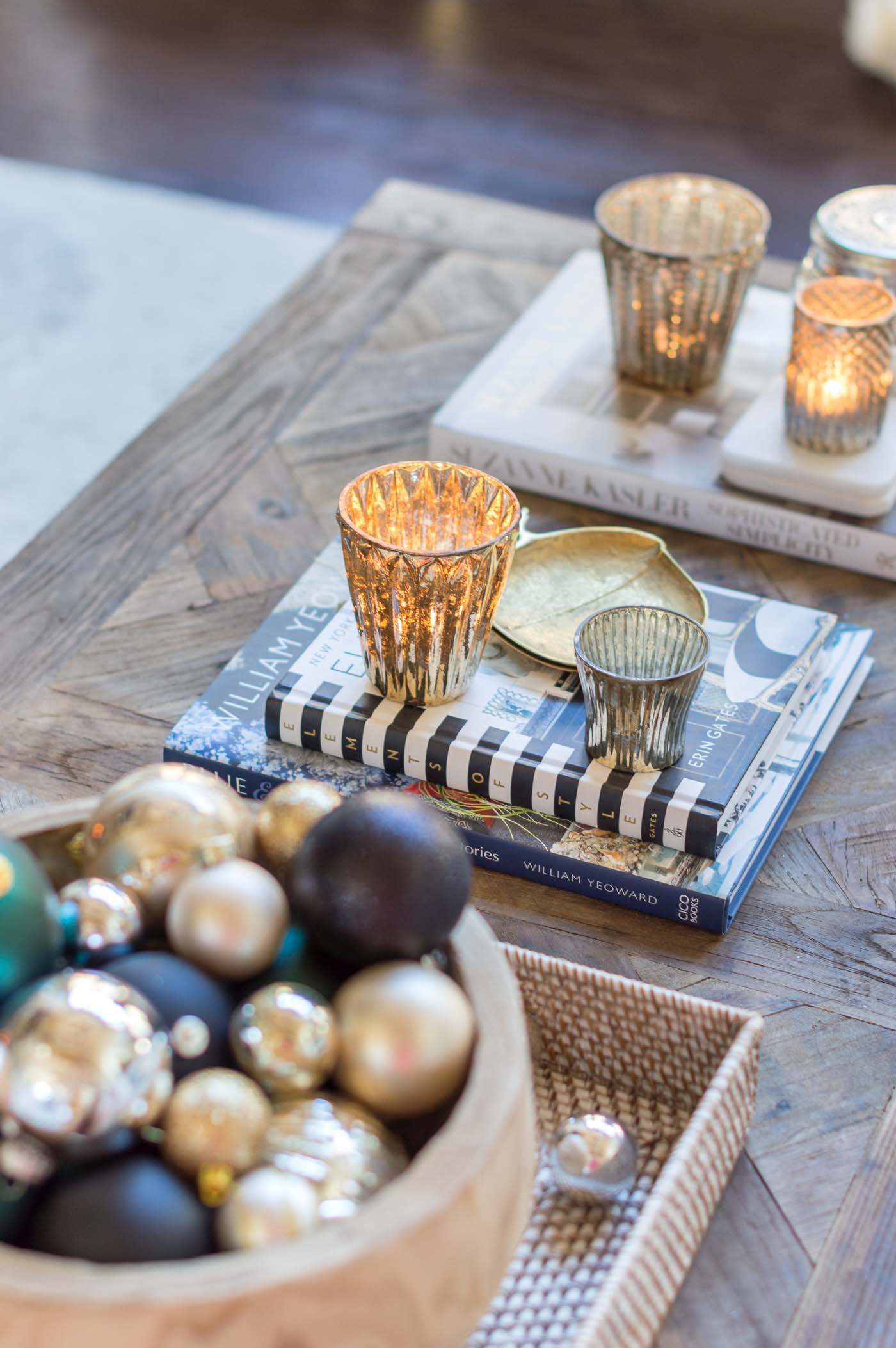 How to decorate a coffee table for Christmas