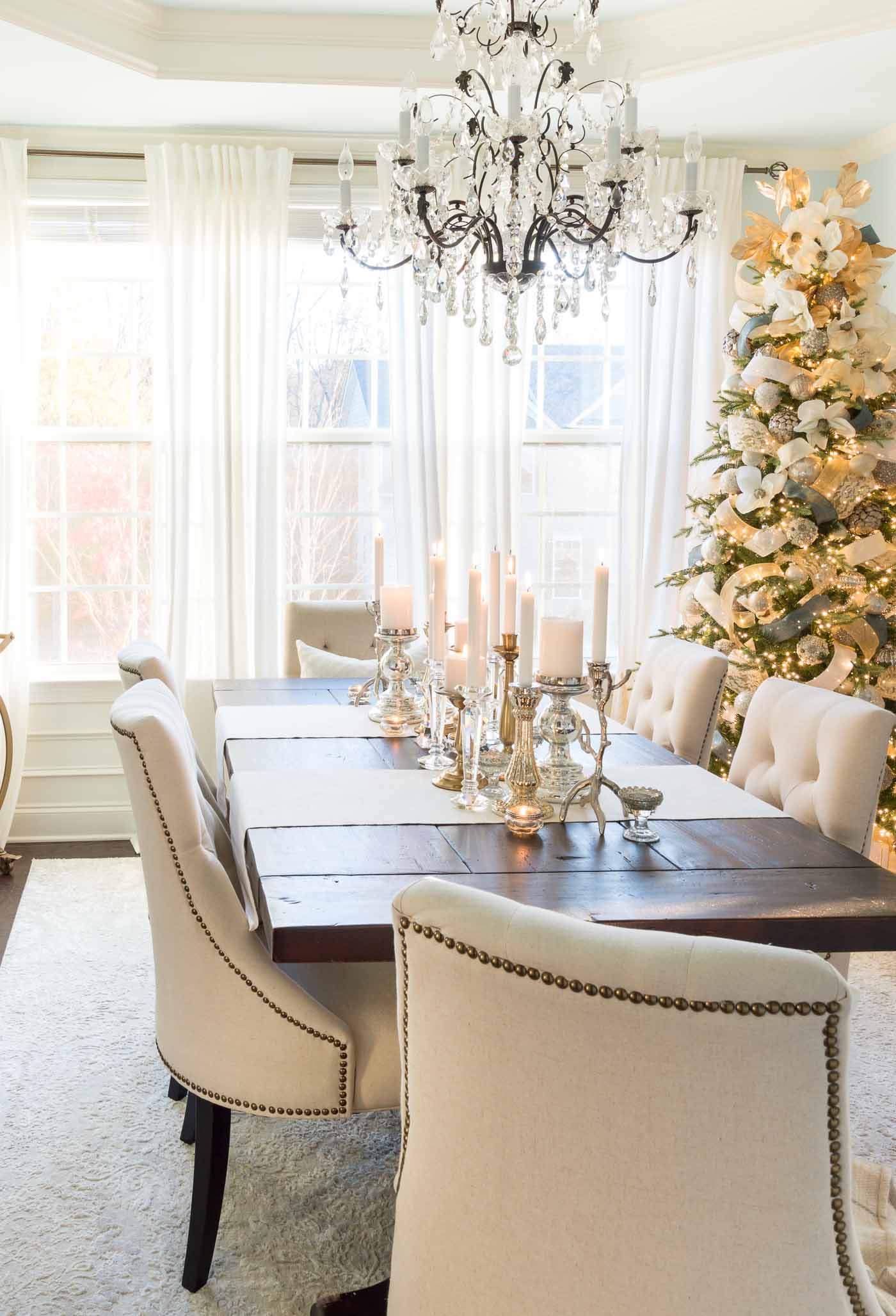 https://kelleynan.com/wp-content/uploads/2018/11/christmas-dining-room-candle-centerpiece.jpg