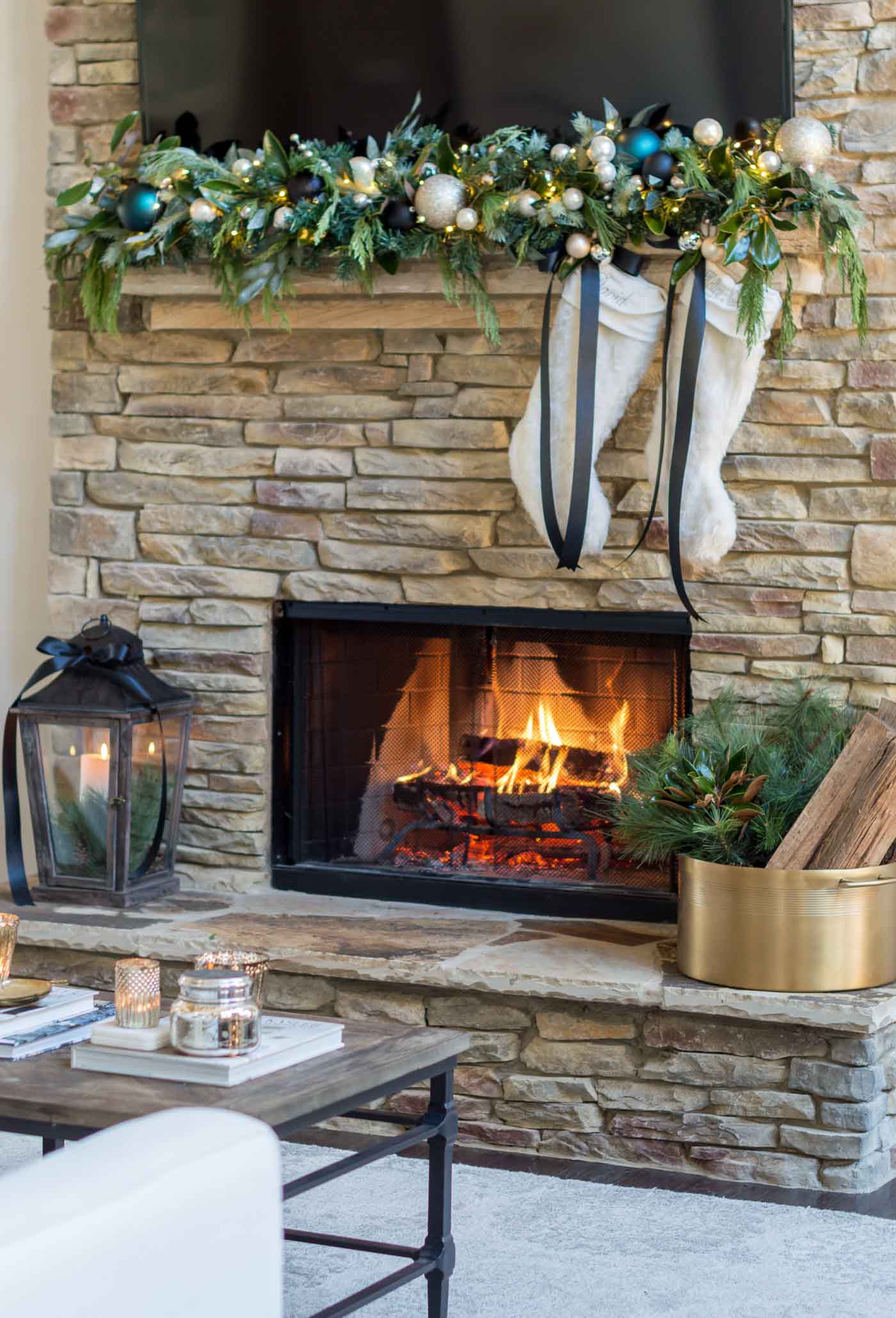 How to style and decorate a Christmas fireplace adn mantel