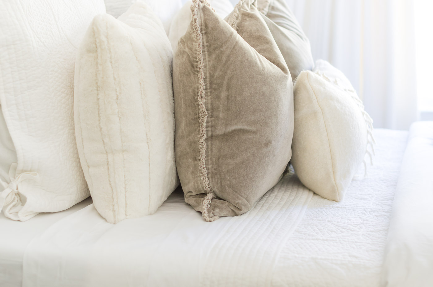 Queen bed pillow configurations and setup