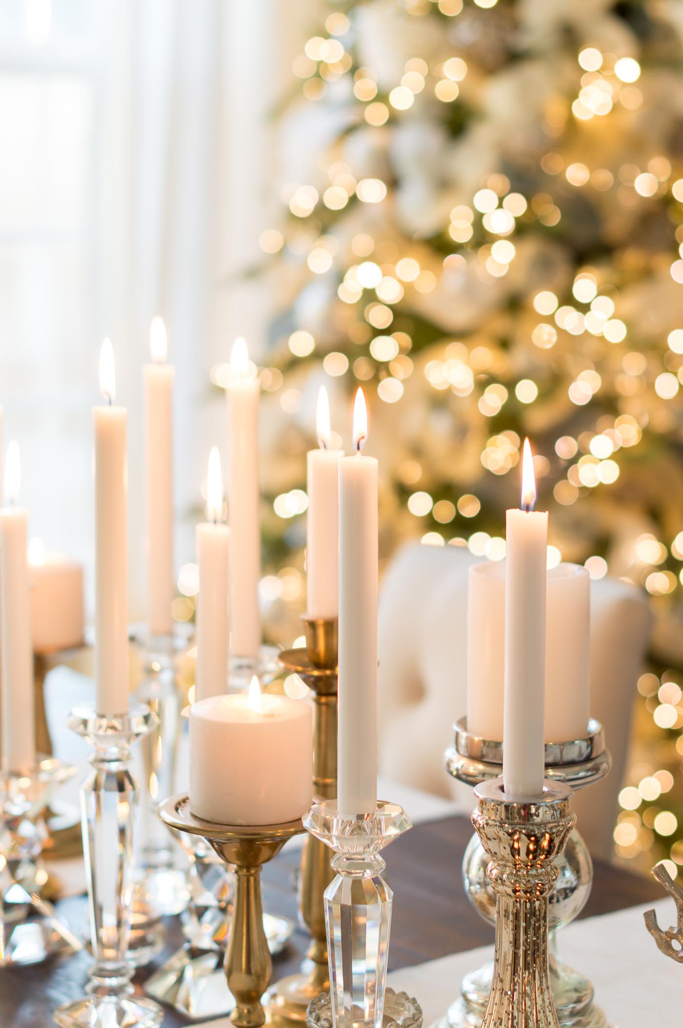 Cozy Christmas decorations in the dining room