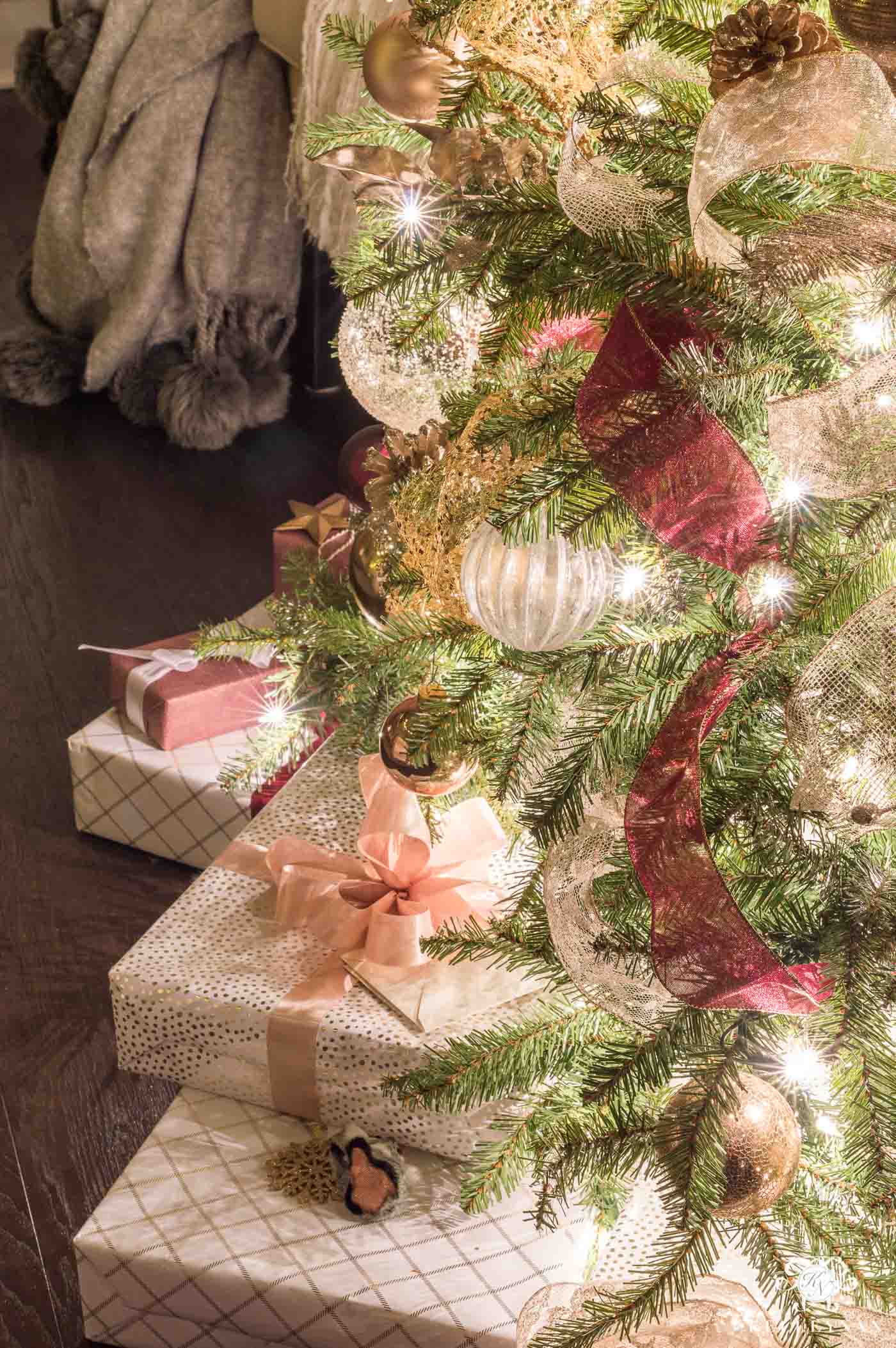 How to take photos of Christmas trees with twinkle lights