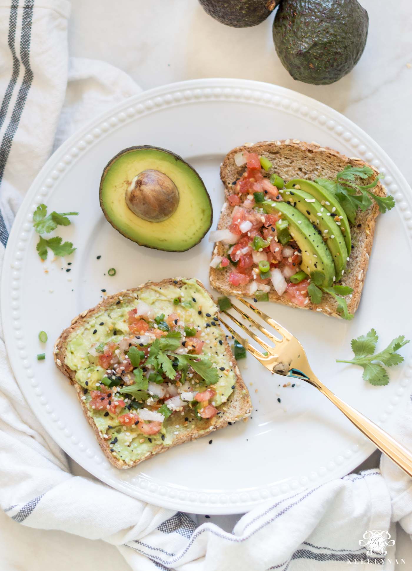 Mexican Bruschetta Avocado Toast Recipe- an easy, healthy breakfast with an easy pico de gallo!