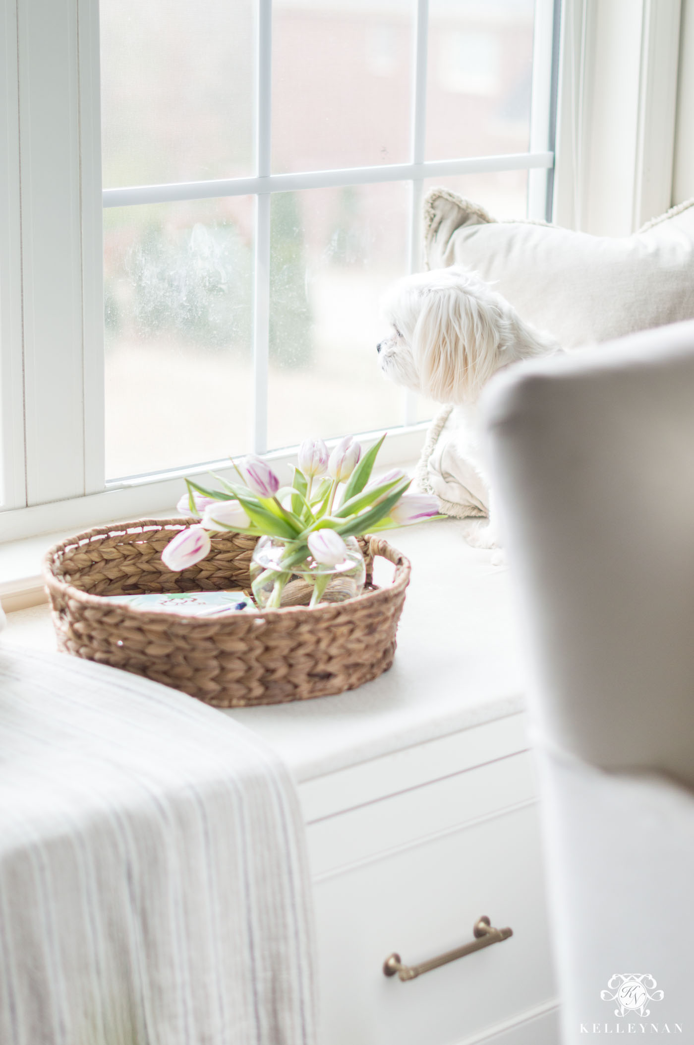 Round water hyacinth tray for spring decor