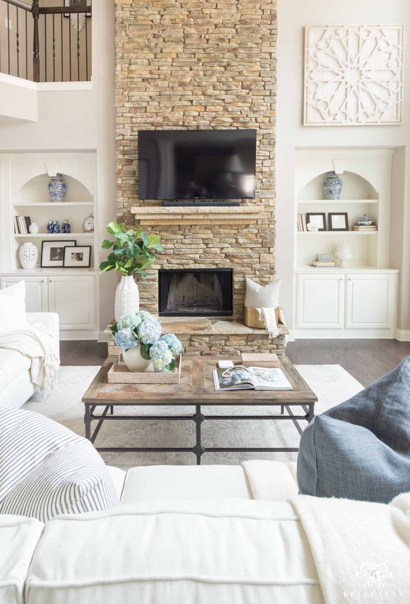 https://kelleynan.com/wp-content/uploads/2019/04/living-room-stacked-stone-fireplace.jpg