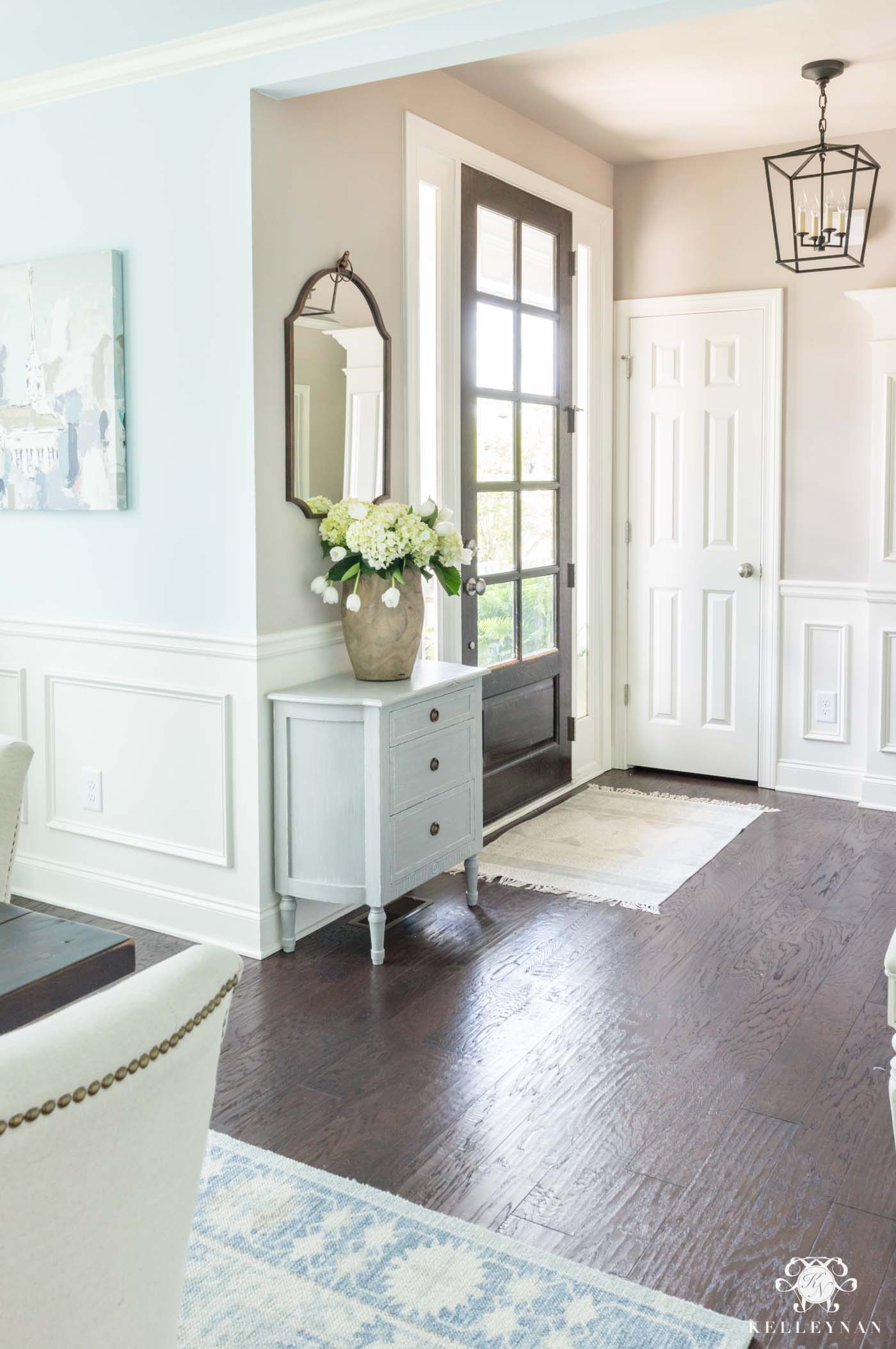 Small Transitional Entry and How to Furnish a Small Wall