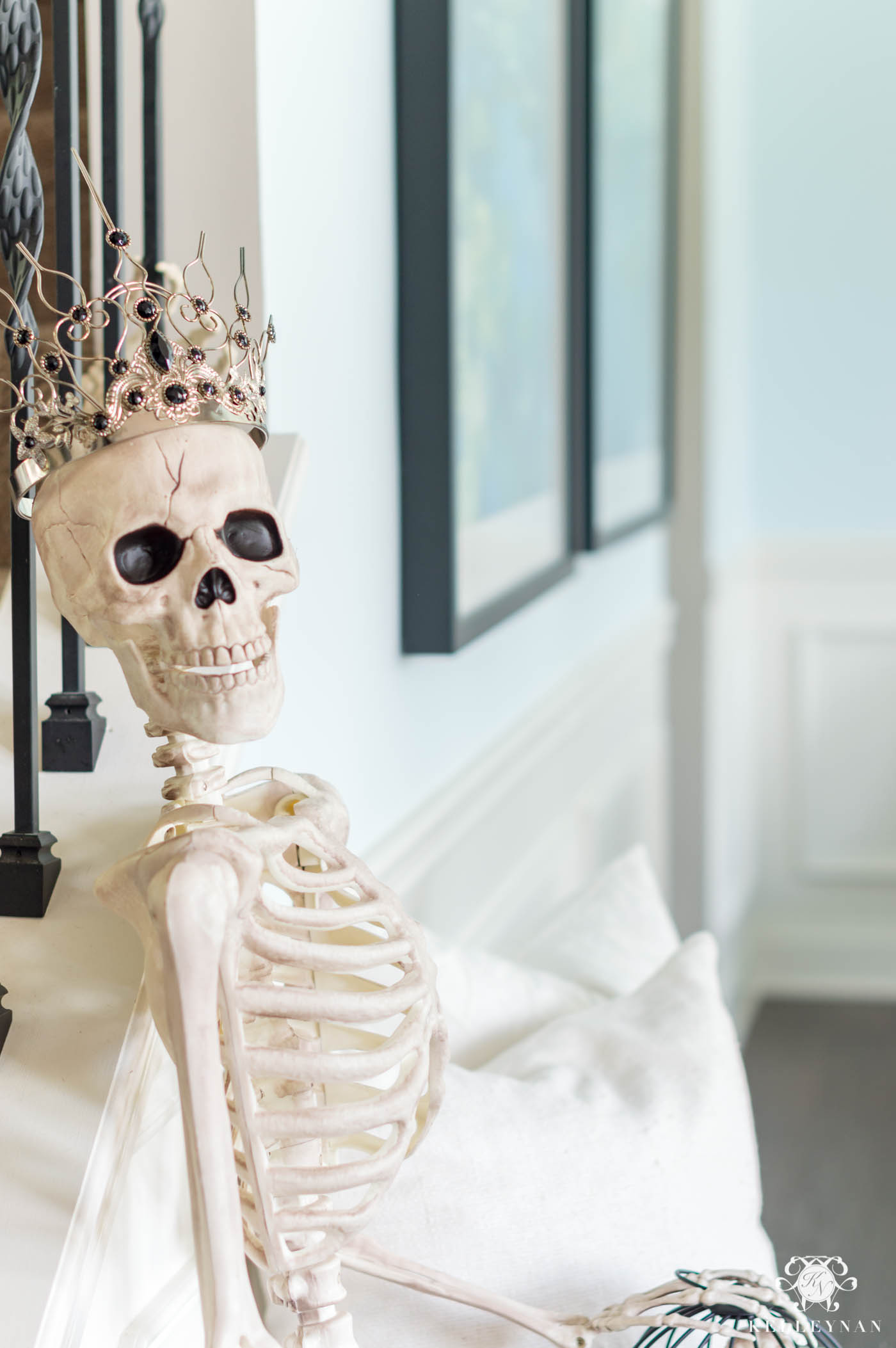 Royal Skeleton with Crown in the Home Entry