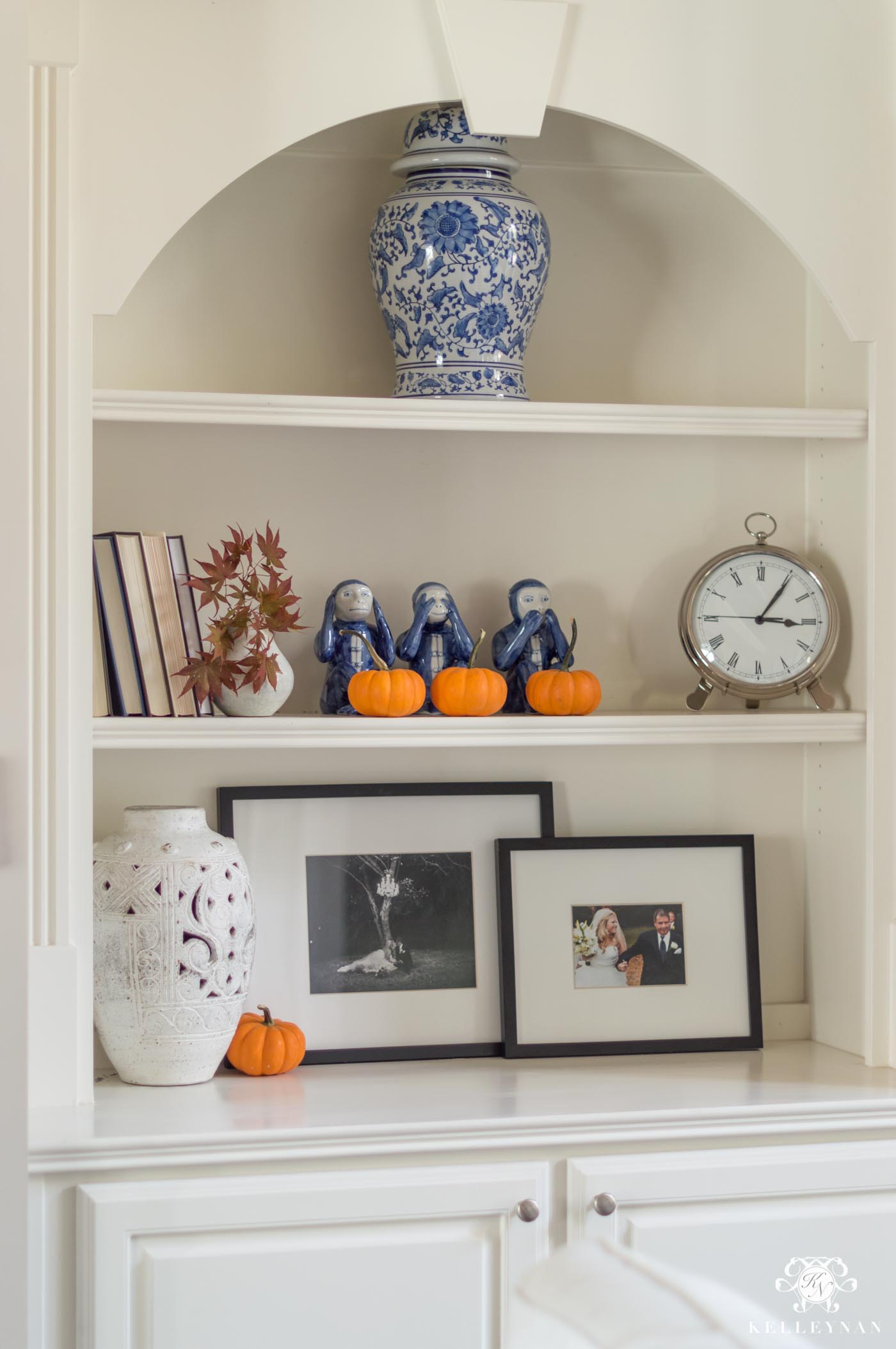 How to decorate builtin shelves for fall