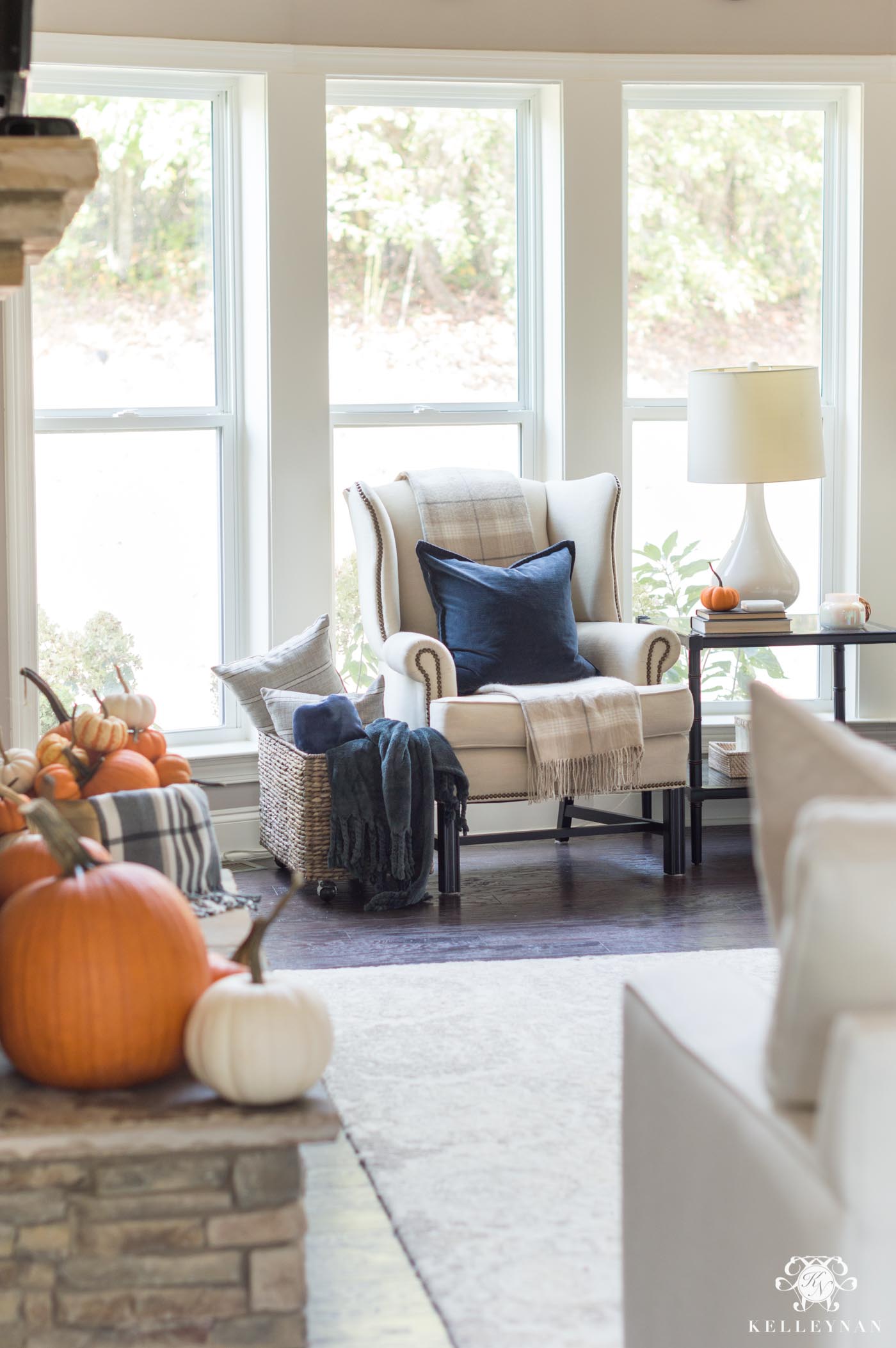 Fall living room ideas with navy blue and orange color scheme