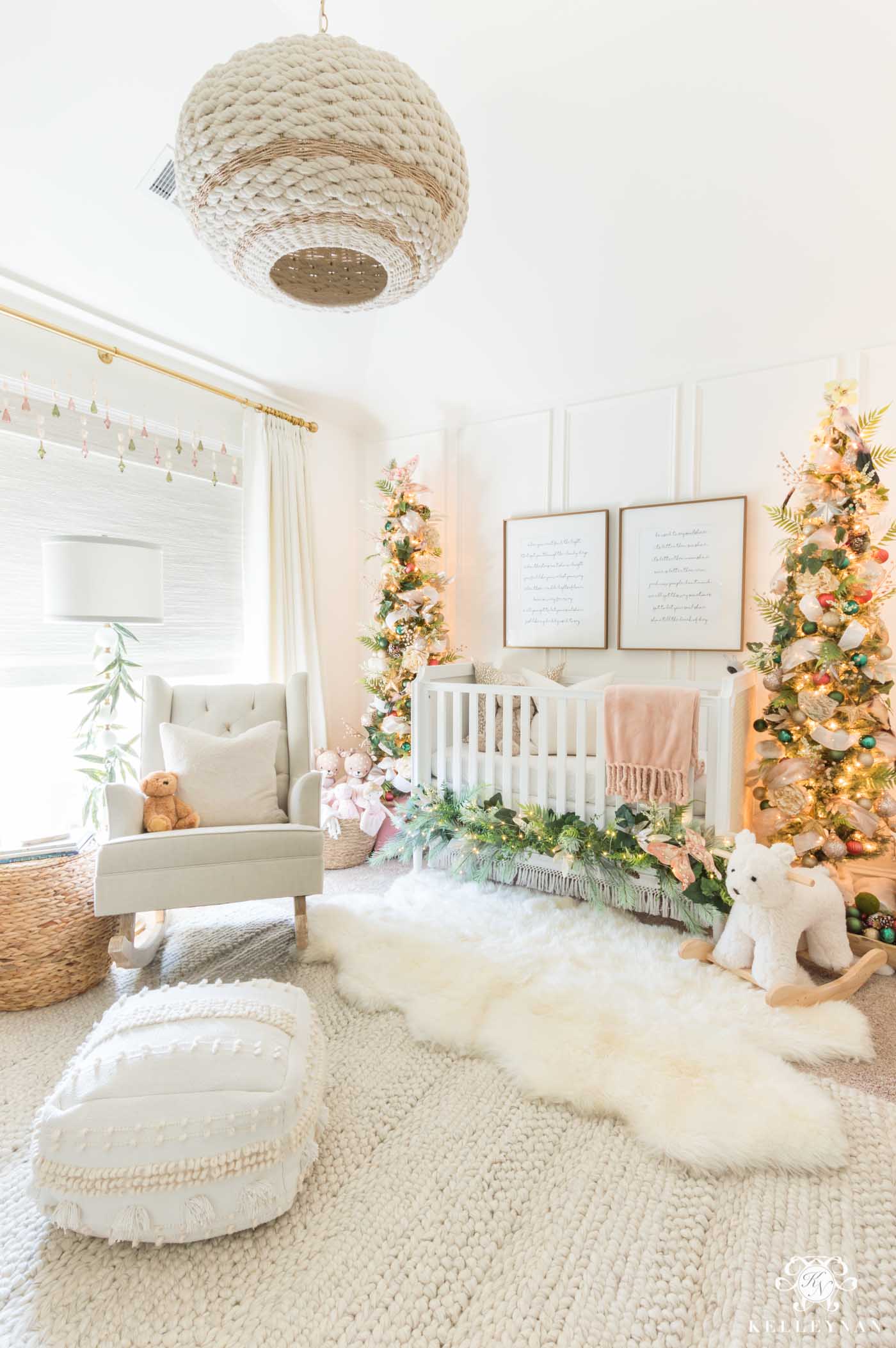 nursery bookshelf decor