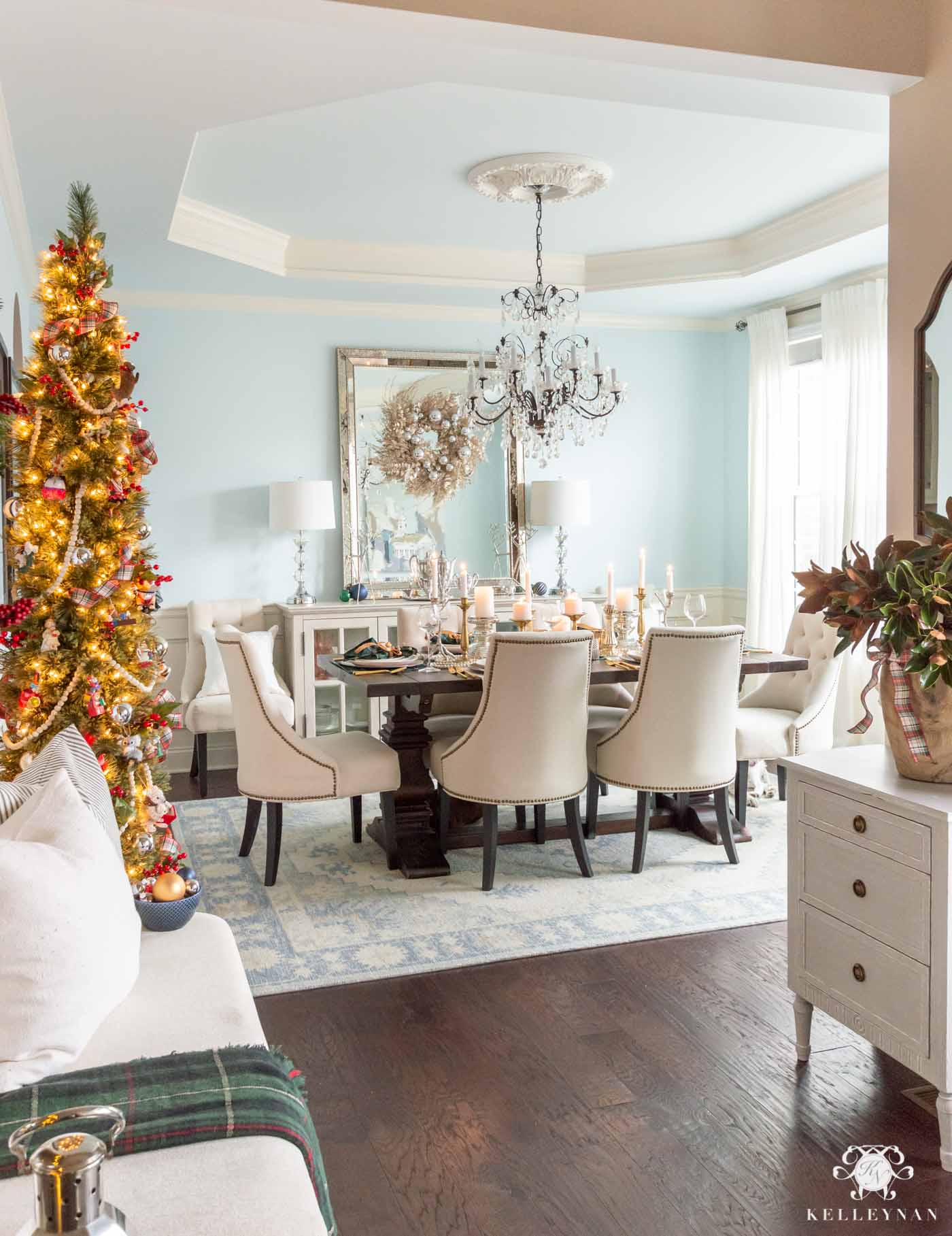 Christmas Dining Room Decor with a Christmas Tree