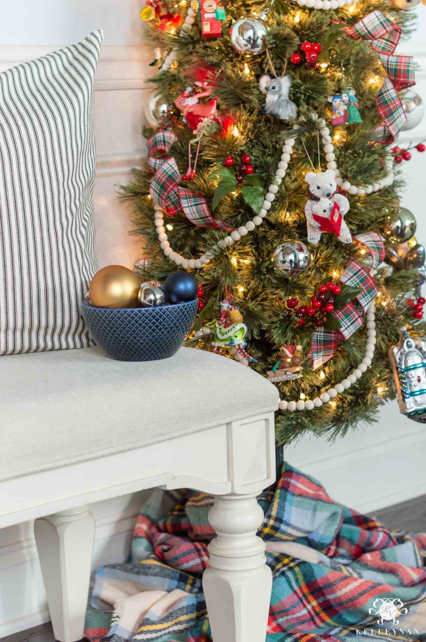 How to decorate a tree with family ornaments
