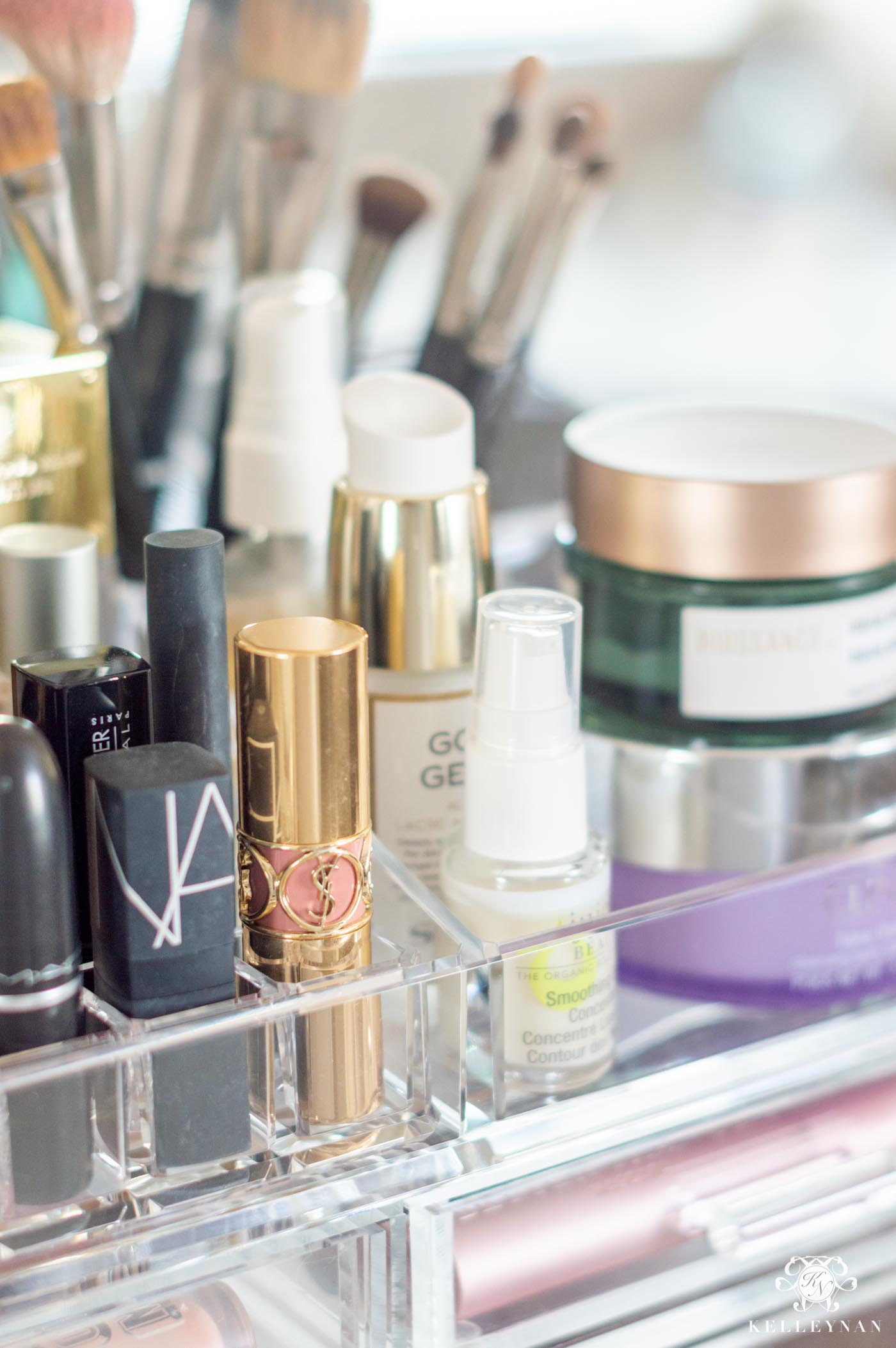 How to Organize Makeup on the Bathroom Vanity