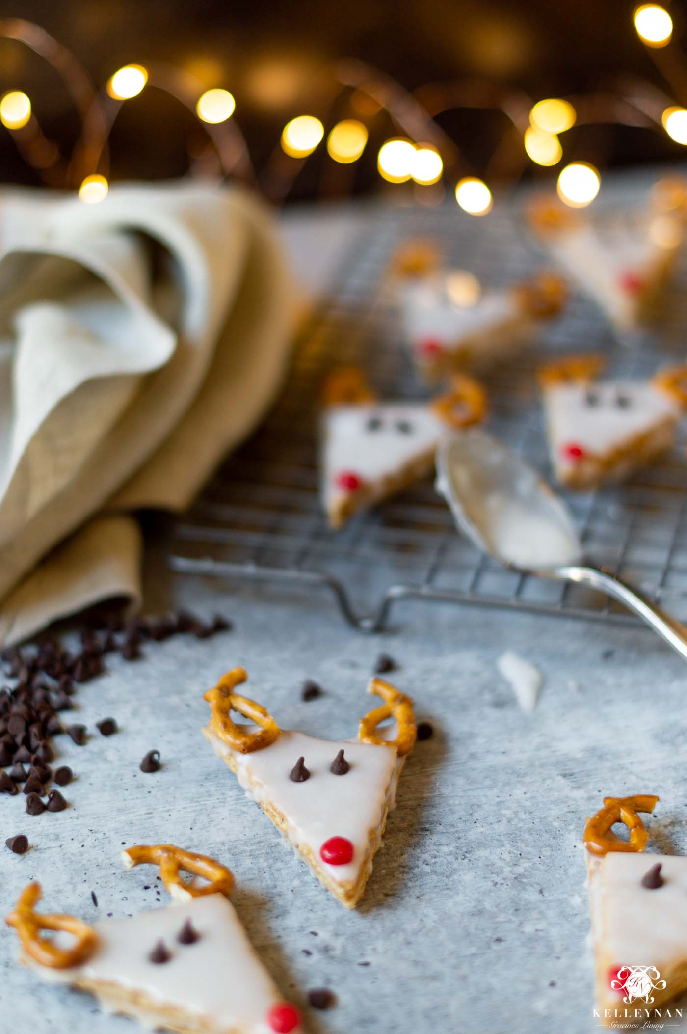 5 EASY Christmas Treats with 5 Ingredients (or less!) Reindeer Graham Cracker Cookies are a Kid-Friendly Winner!