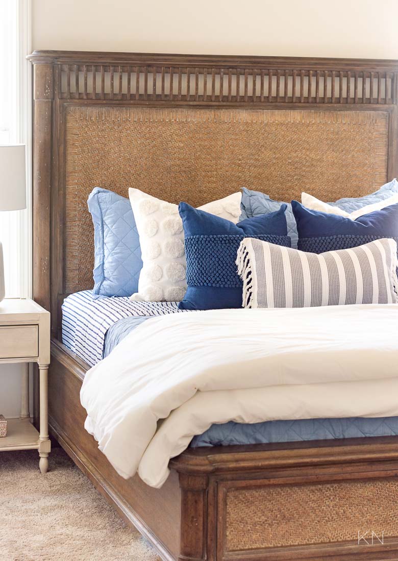 Blue and white throws for beds hot sale