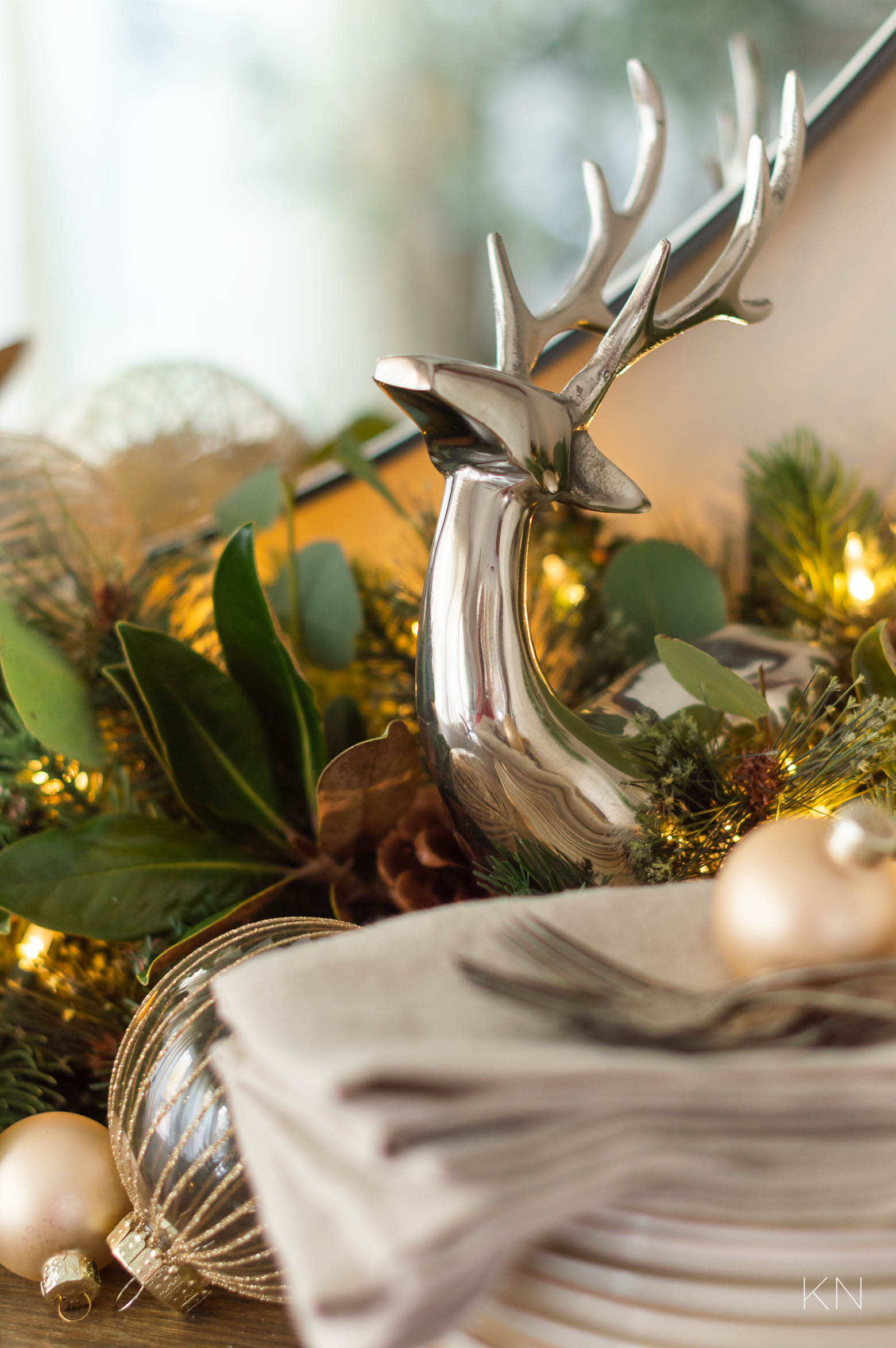 Breakfast Nook Sideboard Christmas Decor Ideas with Garland