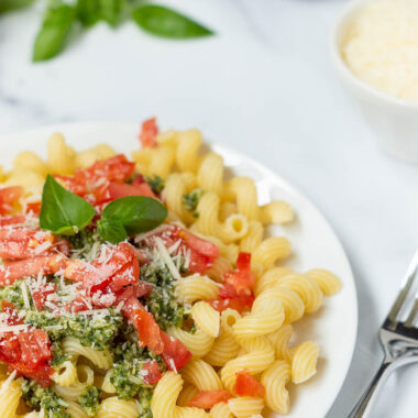 Fresh Tomato and Pesto Pasta - Kelley Nan