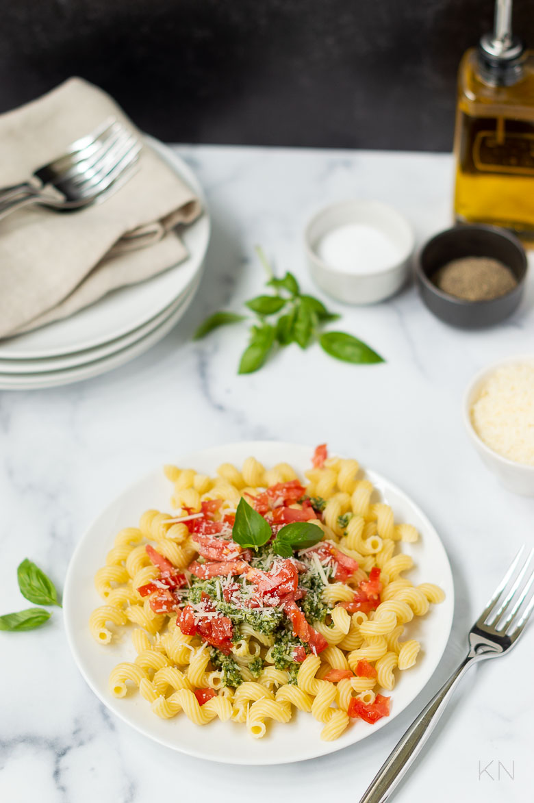 Simple Fresh Tomato and Pesto Pasta Recipe