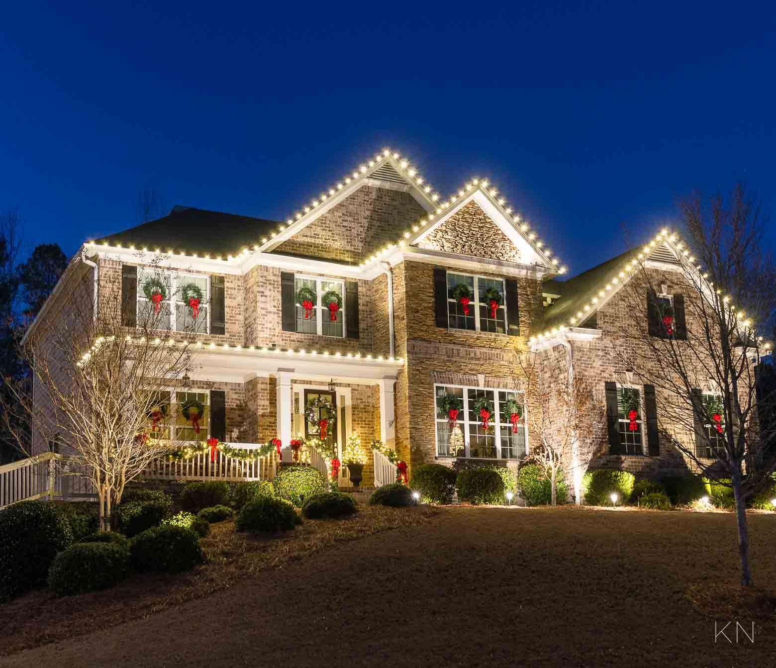 https://kelleynan.com/wp-content/uploads/2023/09/classic-christmas-house-with-wreaths-on-windows.jpg