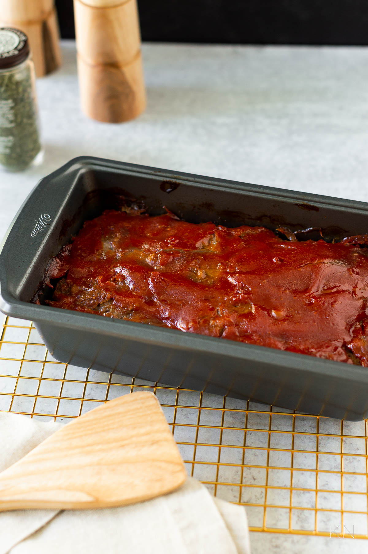 Meatloaf in loaf outlet pan